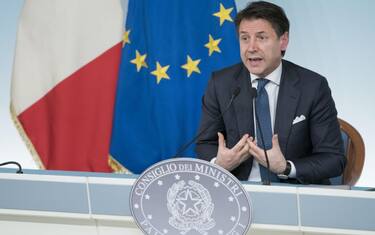 Guerra in Libia, Conte: Cessare il fuoco per evitare crisi umanitaria