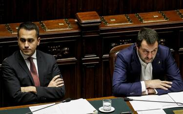 M5S: "Lega tiri fuori le palle e faccia dimettere Siri"