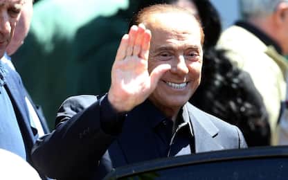 Berlusconi sorride, è negativo al primo tampone