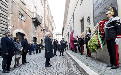 Aldo Moro, Mattarella depone corona di fiori in via Caetani