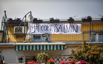 Milano, striscioni contro Salvini sui palazzi della città