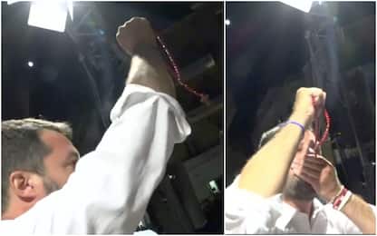 Salvini a Siracusa mostra il rosario tra applausi e fischi
