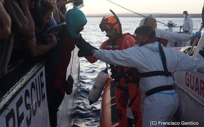 Open Arms davanti a Lampedusa, ma è stallo sullo sbarco
