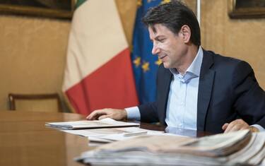 Conte: "Non starò appeso, a gennaio rilancio del governo"