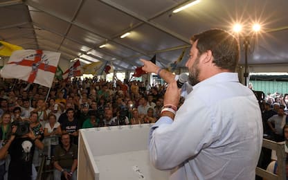 Pontida, folla per Salvini. Comencini: "Mattarella mi fa schifo"