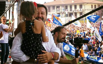 Pontida, la bambina portata sul palco da Salvini non è di Bibbiano
