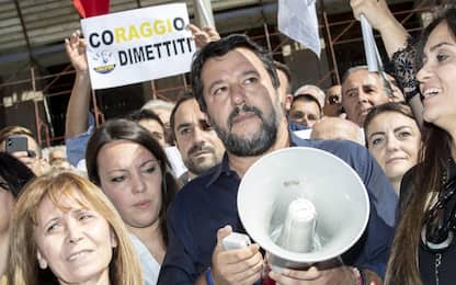 Roma, sit-in Lega in Campidoglio. Salvini: "Raggi si dimetta". VIDEO