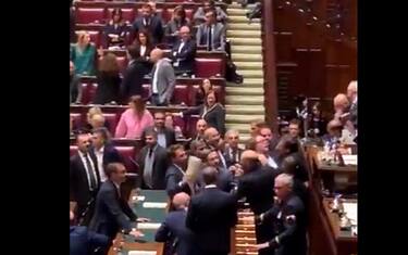 Mes, bagarre in aula. Gualtieri: Minaccia l'Italia? Comico