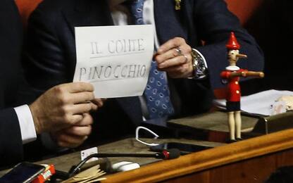 Mes, Lega espone pupazzi di Pinocchio contro Conte. FOTO