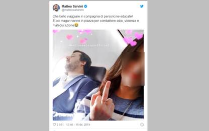 Ragazza fa il dito medio a Salvini e posta la foto: attacco sui social