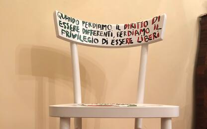Mattarella e la frase per i disabili: ecco la sedia ricevuta in regalo