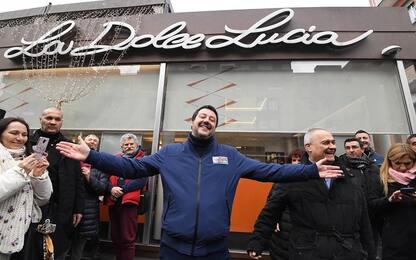 Salvini contestato a Casalecchio. E il titolare del bar lo tiene fuori