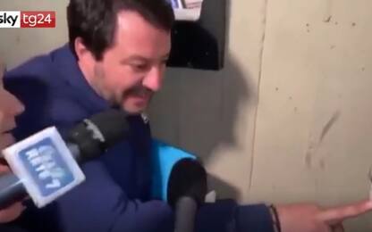 Bologna, Salvini citofona a casa di tunisino: "Lei spaccia?". Polemica