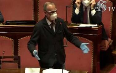 Coronavirus, Calderoli: "Chi è senza mascherina è un pericolo". VIDEO