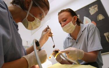 Il farmaco anti-Alzheimer? Ripara le carie e aiuta il dentista