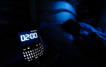 Un giovane su cinque 'spezza' il sonno per chat e social