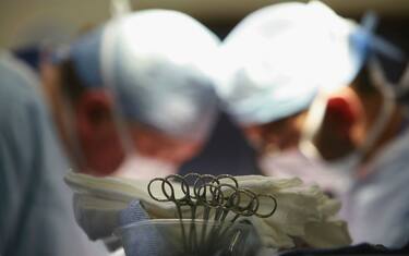 Bimba con tumore operata mentre era parzialmente nell’utero materno