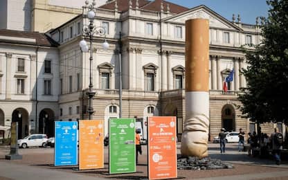 Milano, sigaretta gigante anti-fumo