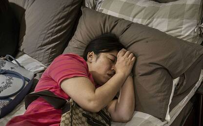 Dormire male aumenta il dolore: poco sonno blocca analgesici naturali