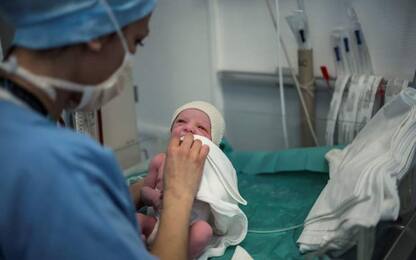 In Italia un parto su tre è un cesareo, primo figlio a 32 anni