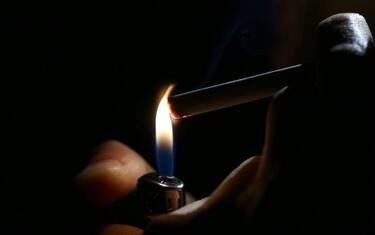 Fumo, la presenza di avvisi su ogni sigaretta può aiutare a smettere