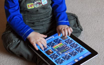 No smartphone e tablet ai bimbi sotto i 2 anni, l'appello dei pediatri