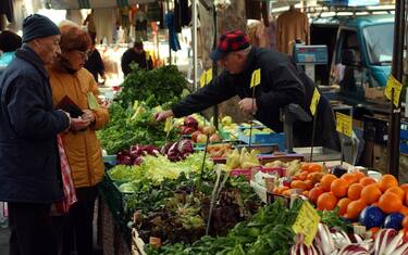 Torino, estorsione tra ambulanti del mercato: due arresti