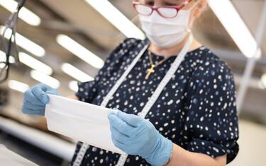 Coronavirus, come cucire in casa una mascherina di stoffa