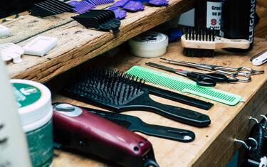 Come tagliare i capelli ad un uomo in casa