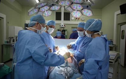 Chirurgia innovativa a Desio: tumori colon rimossi senza stop dialisi