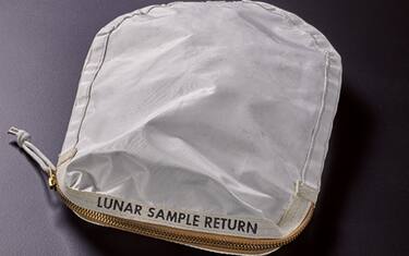 All'asta da Sotheby's la sacca col materiale del primo viaggio lunare