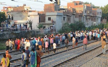 India, treno contro folla: almeno 60 morti e 50 feriti