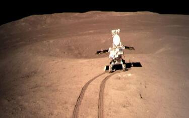 Un gel colorato e luccicante: la scoperta del rover cinese sulla Luna