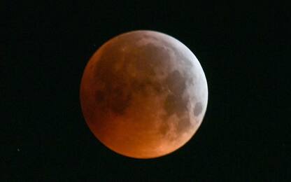 Eclissi totale: la Super Luna Rossa illumina il cielo. FOTO