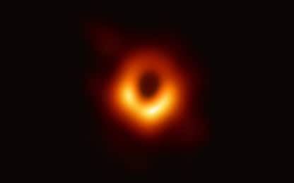 La prima foto di un buco nero
