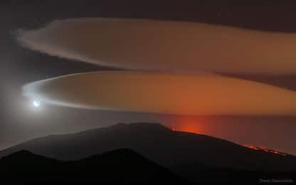 Nubi sull’Etna illuminate da Luna e lava: la foto premiata dalla Nasa