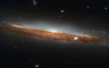 Nasa, una galassia fotografata di profilo dal telescopio Hubble. FOTO