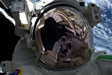 AstroLuca ricorda la sua passeggiata spaziale con una foto su Twitter