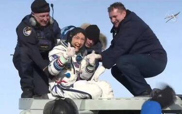 Christina Koch, il cane esplode di gioia per il rientro a casa. VIDEO