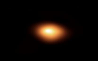 Il mistero della stella Betelgeuse che sta perdendo luminosità 