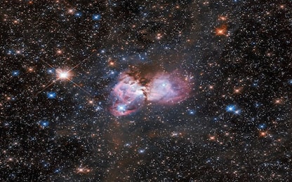 Una suggestiva nuvola rosa in uno scatto del telescopio Hubble. FOTO