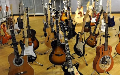 Cerca di vendere due chitarre rubate a Cuneo: denunciato 41enne