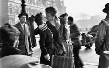 __Atelier_Robert_Doisneau_Le_baiser_de_l_hotel_de_ville_Paris_1950_Photographies