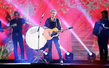 Ligabue su Facebook: "Sto bene". Al via il tour