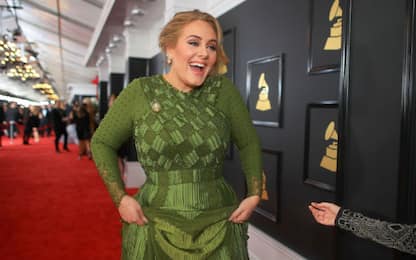 Adele, rivelazione durante un concerto: "Mi sono sposata"