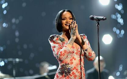 Rihanna risponde con ironia a chi l'ha criticata per il suo peso