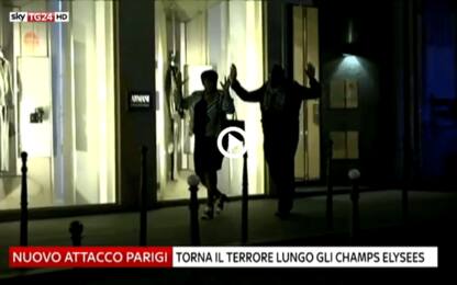 Attacco Champs-Élysées, turisti fuggono con le mani in alto: VIDEO