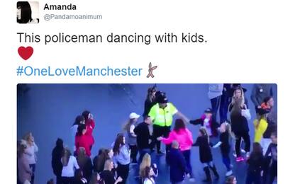 "One Love Manchester", il poliziotto che al concerto balla coi bambini