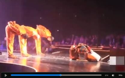 Jennifer Lopez balla sul palco e resta bloccata con la schiena: VIDEO 