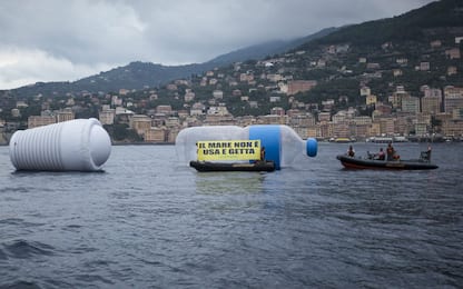 Greenpeace contro la plastica in mare